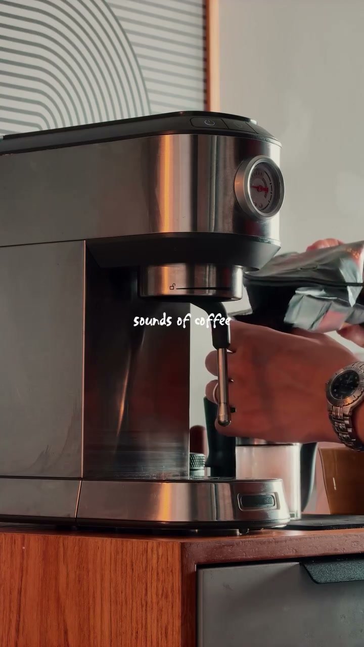 Preparo em máquina de espresso com foco nos sons do café.