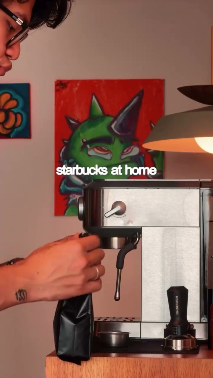 Preparo de espresso em casa com uma máquina de café.